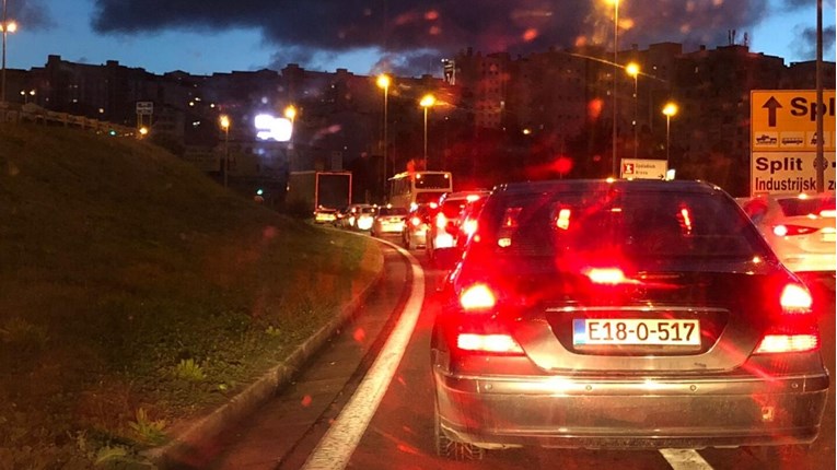 Prometni kolaps u Splitu: Pokvareni bus već satima stoji na ulazu u grad